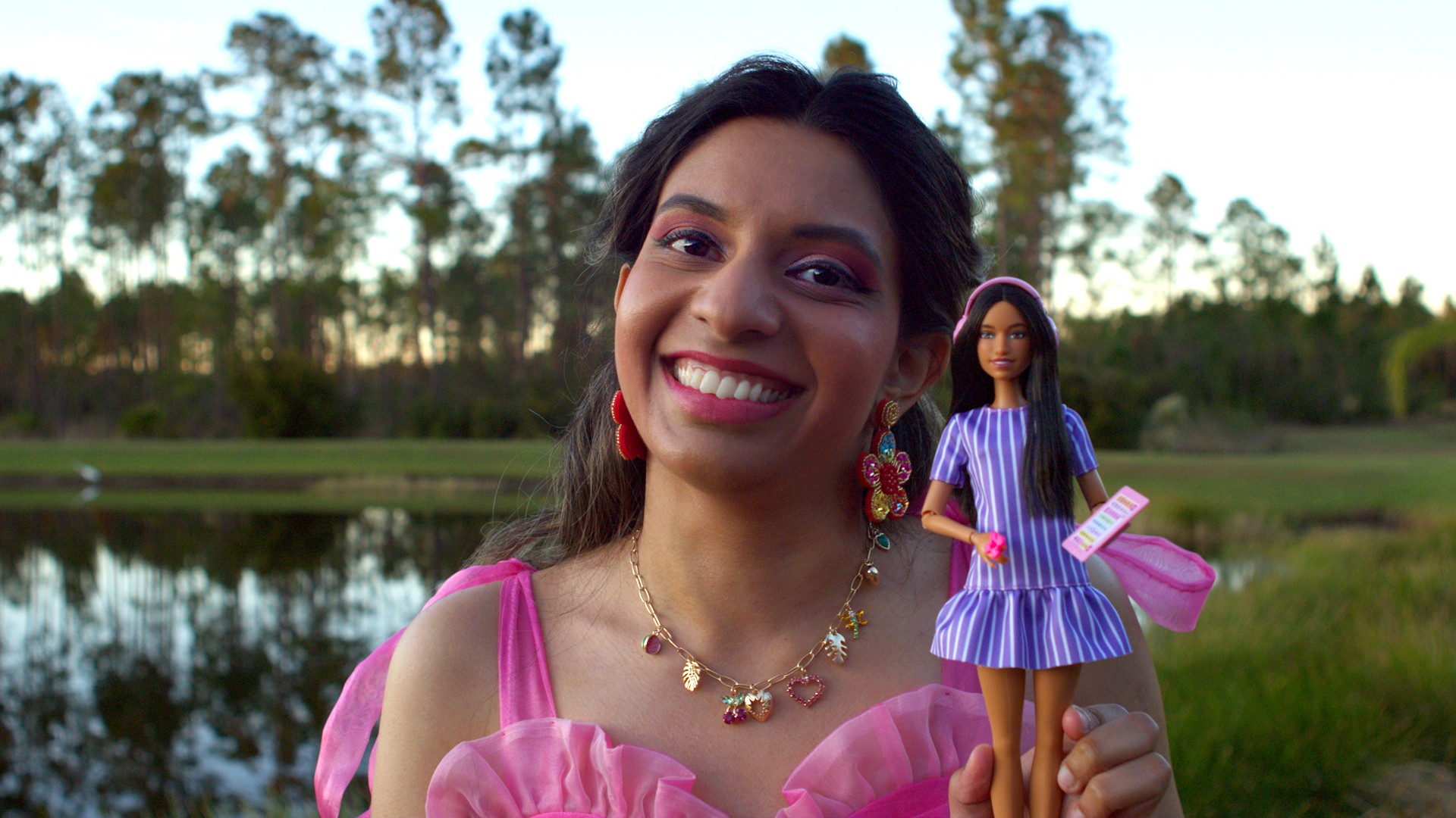 Con cancelación de ruido y mirada desviada: así es la primera Barbie con autismo