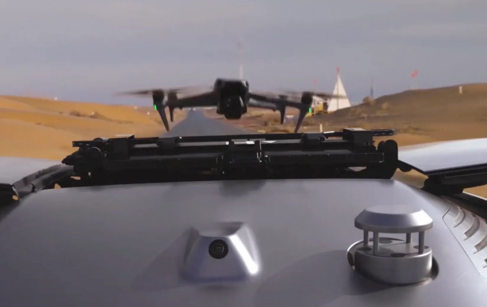 Este SUV tiene un hangar para dron en su techo para que grabes tus aventuras sin soltar el volante